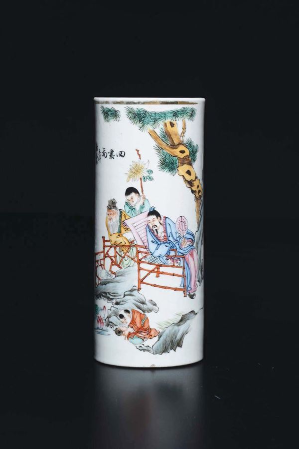 Vaso in porcellana a smalti policromi raffigurante fanciullo con attendenti ed iscrizione, Cina, XX secolo