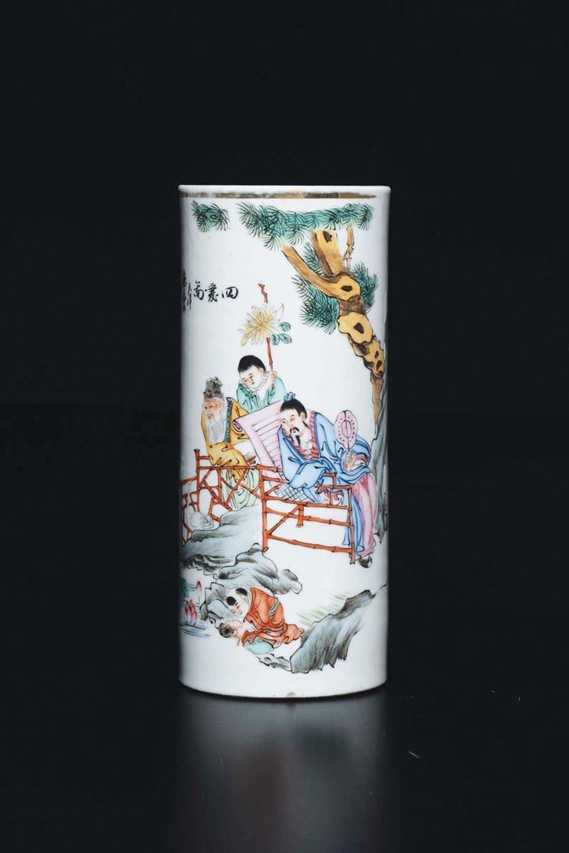 Vaso in porcellana a smalti policromi raffigurante fanciullo con attendenti ed iscrizione, Cina, XX secolo  - Asta Chinese Works of Art - Cambi Casa d'Aste