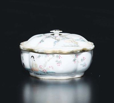 Zuppiera con Coperchio in Porcellana a Smalti Policromi Raffigurante Guanyin e Rami Fioriti, Cina...