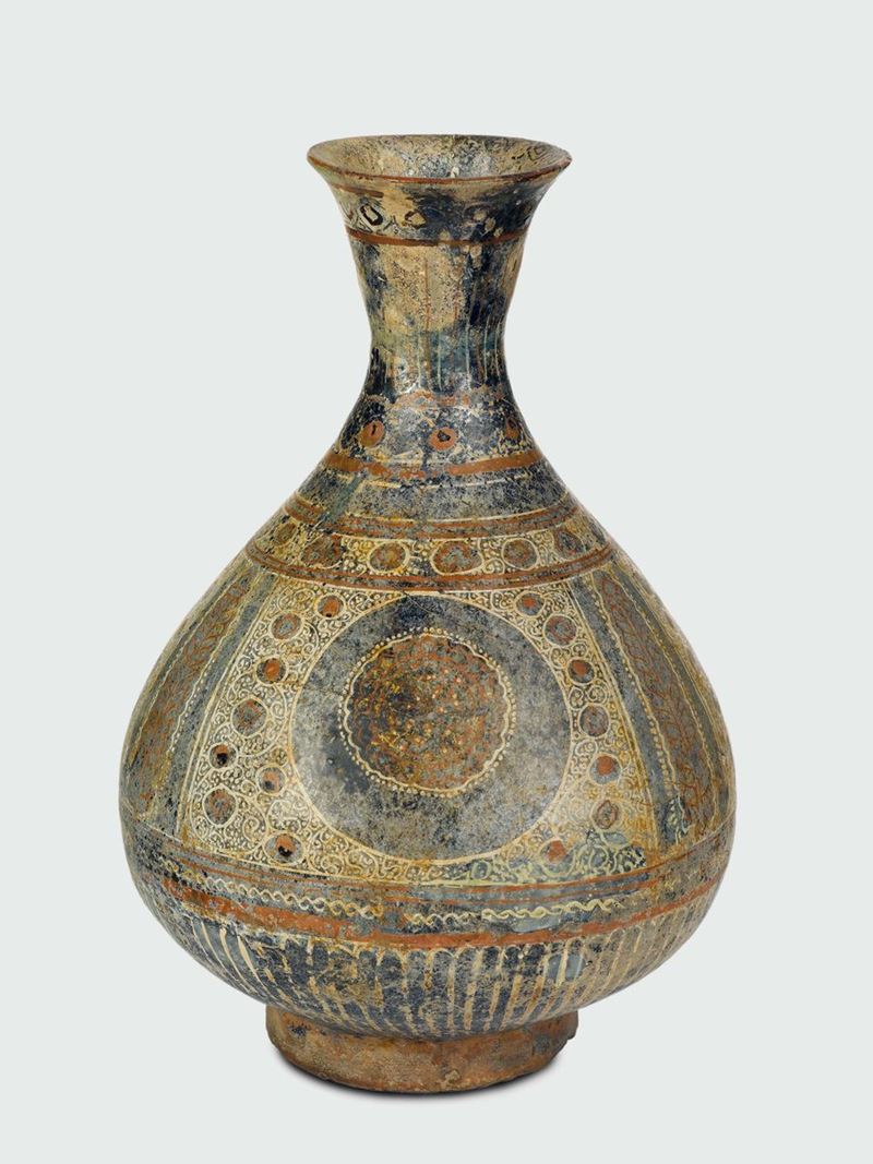 Vaso a bottiglia Piriforme. Rhages (Persia), Fine XII - inizio XIII secolo (anno Egira 580)  - Asta Maioliche e Porcellane da Collezione - Cambi Casa d'Aste