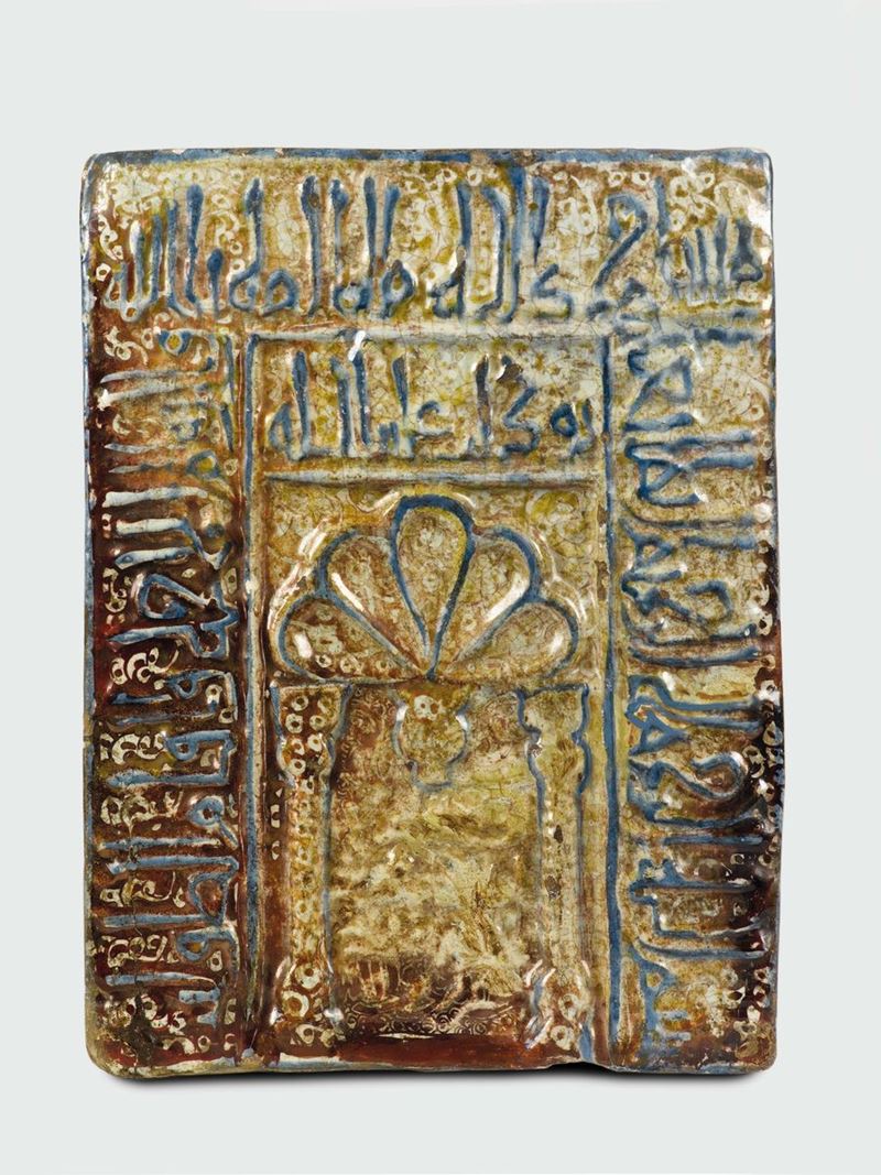 Lastra a Forma di Mihrab Kashan (Persia), Periodo “Il Kahid” attribuibile a ali ibn Ahmad o ad Ali al - Husaini, XIII secolo (anno Egira 650)  - Auction Collectors' Majolica and Porcelain - Cambi Casa d'Aste