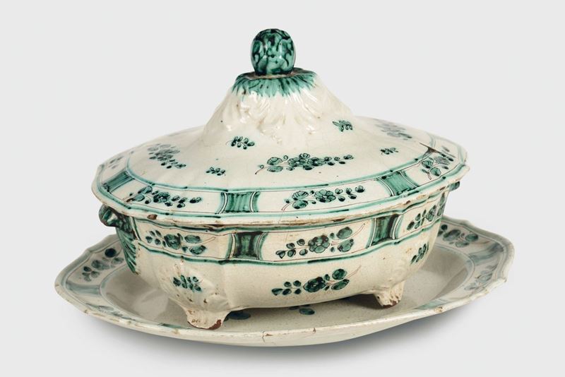 Zuppiera con coperchio e vassoio Cerreto, XVIII secolo  - Asta Maioliche e Porcellane da Collezione - Cambi Casa d'Aste