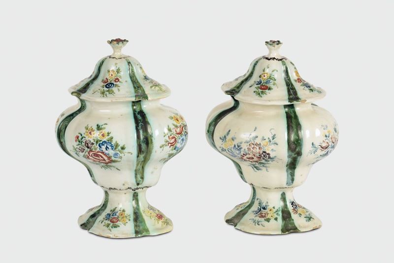 Coppia di potiche con coperchio Savona,  seconda metà del XVIII secolo  - Auction Collectors' Majolica and Porcelain - Cambi Casa d'Aste