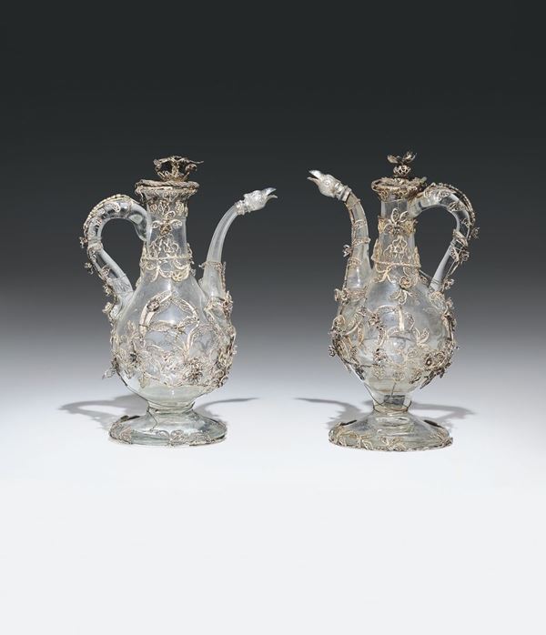 Coppia di ampolle in argento sbalzato e cesellato, filigrana d’argento e vetro soffiato. Sicilia XVII-XVIII secolo