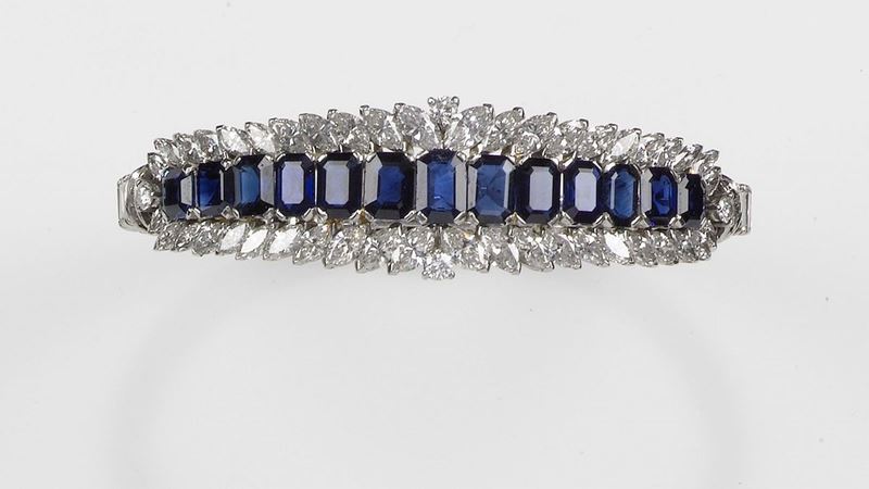A sapphire and diamond bracelet. The Sri Lankan sapphires are set with roud brilliant, marquise and emerald-cut diamonds. Mounted in white gold 750/1000  - Auction Fine Jewels - Cambi Casa d'Aste