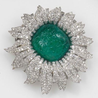 Spilla con Diamanti ed uno Smeraldo Taglio Cabochon Inciso