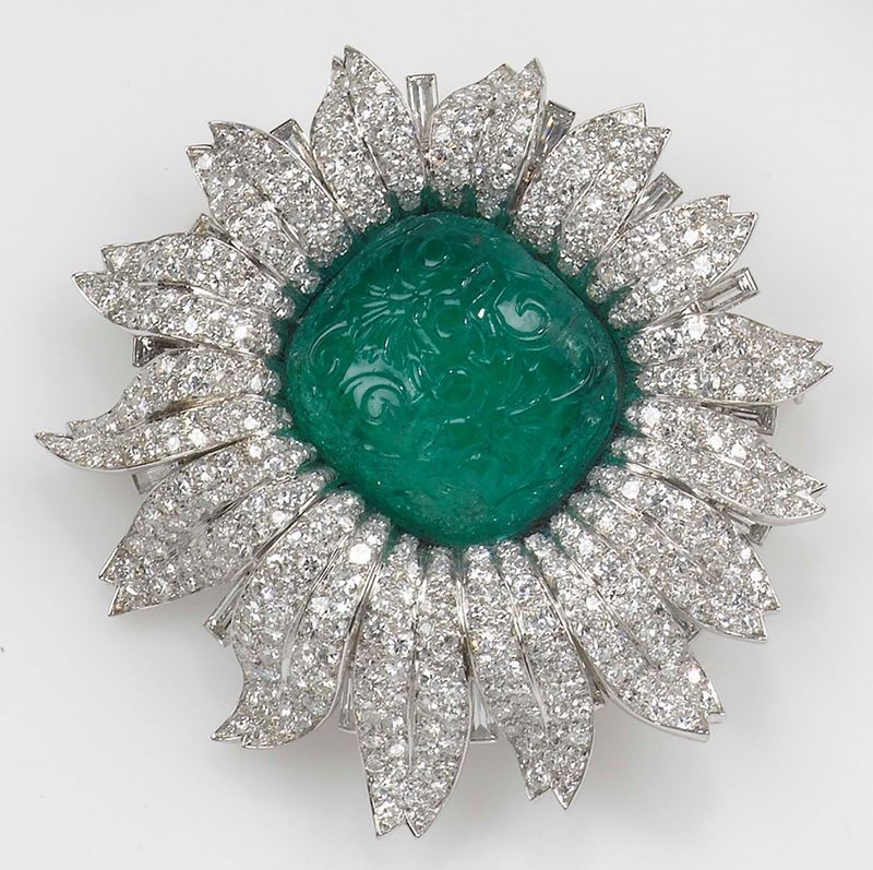 Spilla con diamanti ed uno smeraldo taglio cabochon inciso  - Asta Fine Jewels - Cambi Casa d'Aste