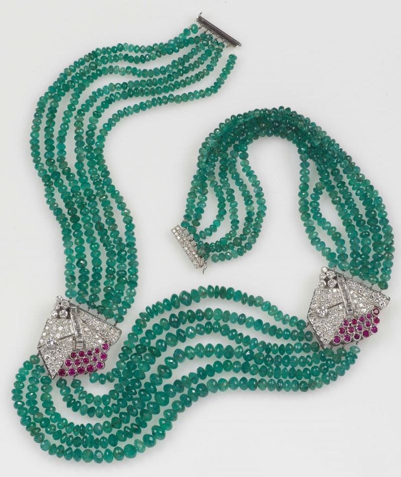 A multi-row emerald, diamond and ruby necklace. Mounted in white gold 750/1000. The decor is a remounted douette.  - Auction Fine Jewels - Cambi Casa d'Aste