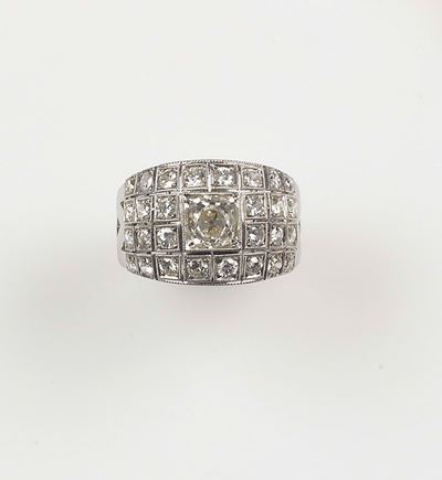 Anello con Diamante Centrale di Vecchio Taglio e Diamanti a Contorno