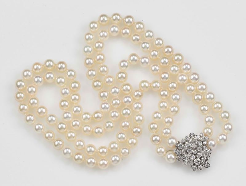 A two-row Akoya pearl necklace. The clasp is set with diamonds and mounted in white gold 750/1000  - Auction Fine Jewels - Cambi Casa d'Aste