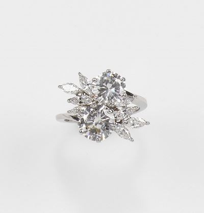 Petochi. Anello con Due Diamanti Taglio Brillante di Ct 2,10 e 1,72 Circa