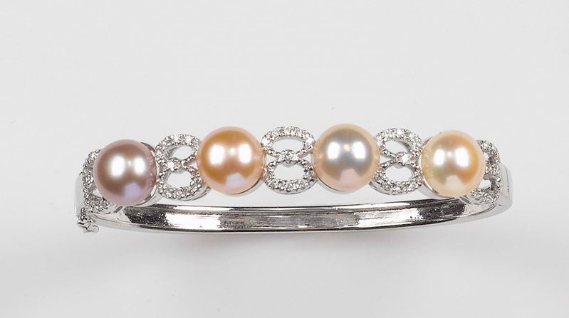 Bangle con perle multicolor e piccoli diamanti  - Asta Fine Jewels - Cambi Casa d'Aste