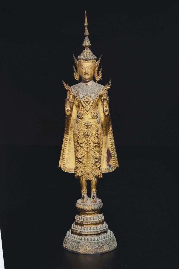 Grande divinità eretta in bronzo dorato, Thailandia, XIX secolo