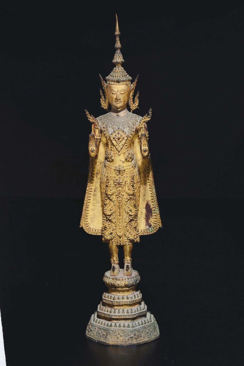 A large gilt bronze figure of standing Deity, Thailand, 19th century  - Auction Fine Chinese Works of Art - Cambi Casa d'Aste