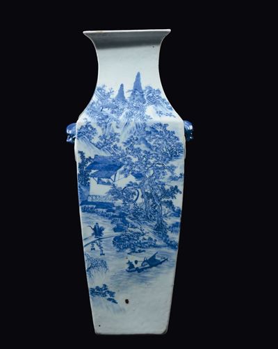 Vaso in Porcellana Bianca e Blu con Decoro di Paesaggio Fluviale e Pescatori, Cina, Dinastia Qing...