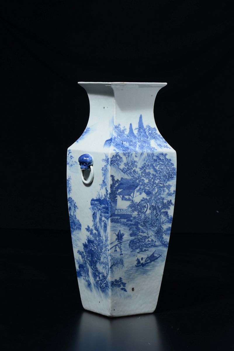 Vaso in Porcellana Bianca e Blu con Decoro di Paesaggio Fluviale e Pescatori, Cina, Dinastia Qing...