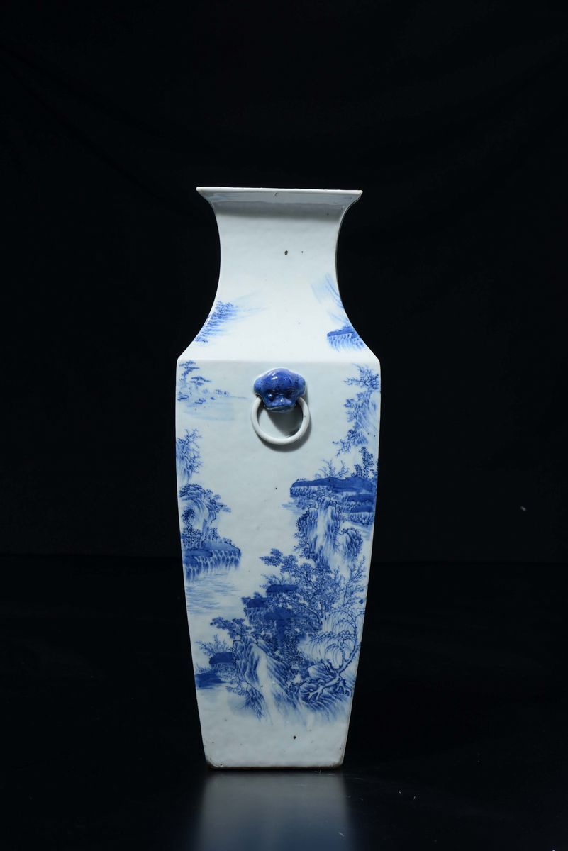 Vaso in Porcellana Bianca e Blu con Decoro di Paesaggio Fluviale e Pescatori, Cina, Dinastia Qing...