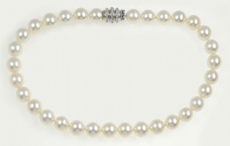 A cultured pearl necklace with a gold and diamond clasp  - Auction Fine Art - Cambi Casa d'Aste