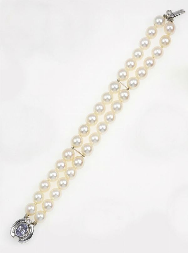 A cultured pearls bracelet, blue topaz on the clasp
