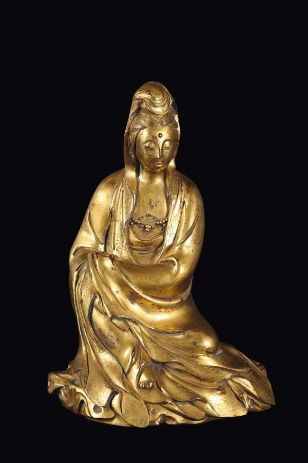Rara figura di Guanyin seduta in bronzo dorato steso a foglia d’oro, Cina, Dinastia Ming, XVII secolo