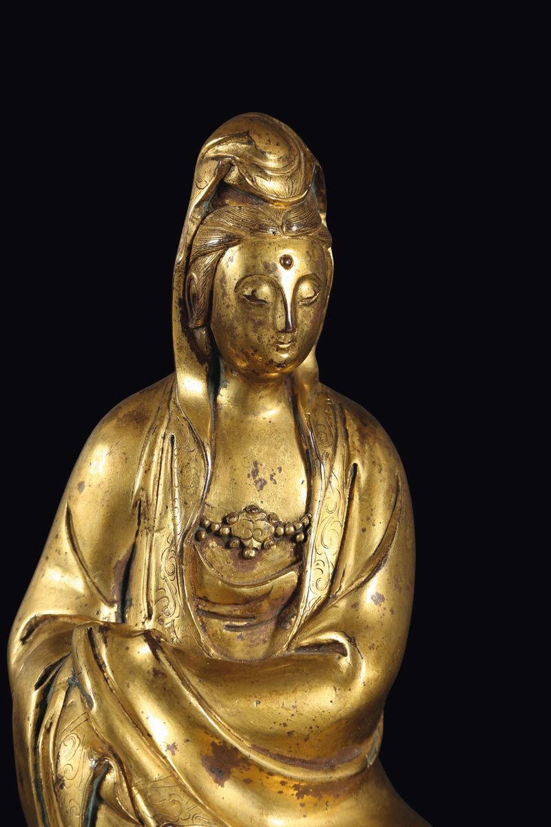 Rara Figura di Guanyin Seduta in Bronzo Dorato Steso a Foglia D’oro, Cina, Dinastia Ming, XVII Se...