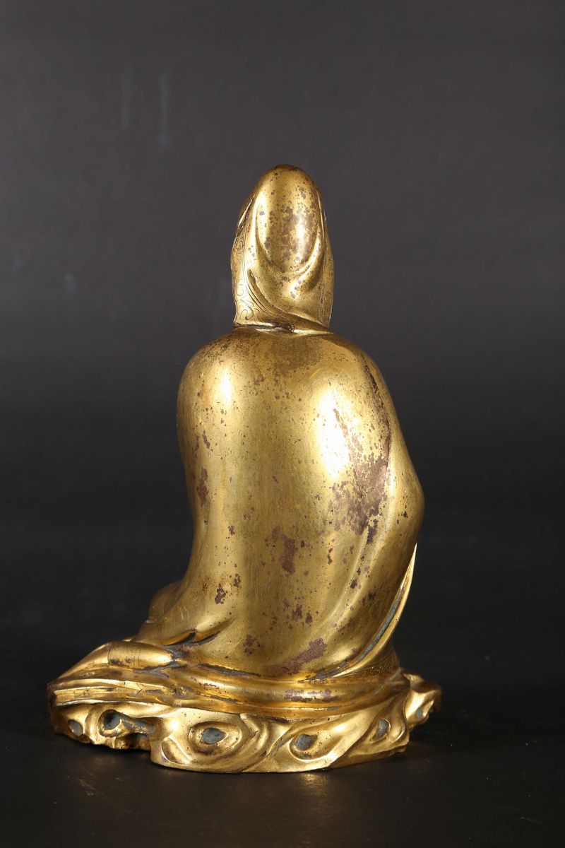 Rara Figura di Guanyin Seduta in Bronzo Dorato Steso a Foglia D’oro, Cina, Dinastia Ming, XVII Se...