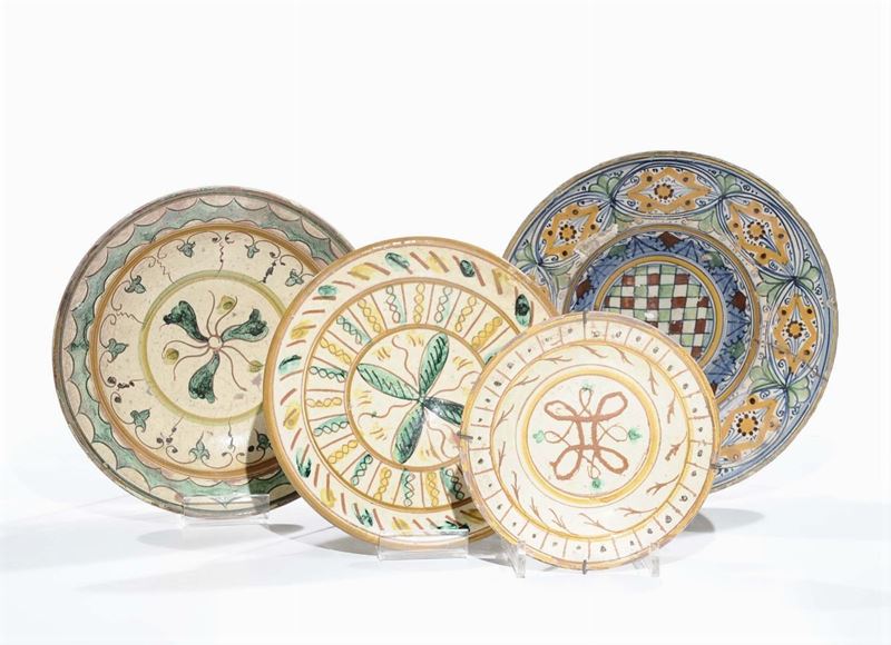 Lotto di quattro piatti in maiolica policroma, XVI-XVII secolo  - Auction Antique Online Auction - Cambi Casa d'Aste