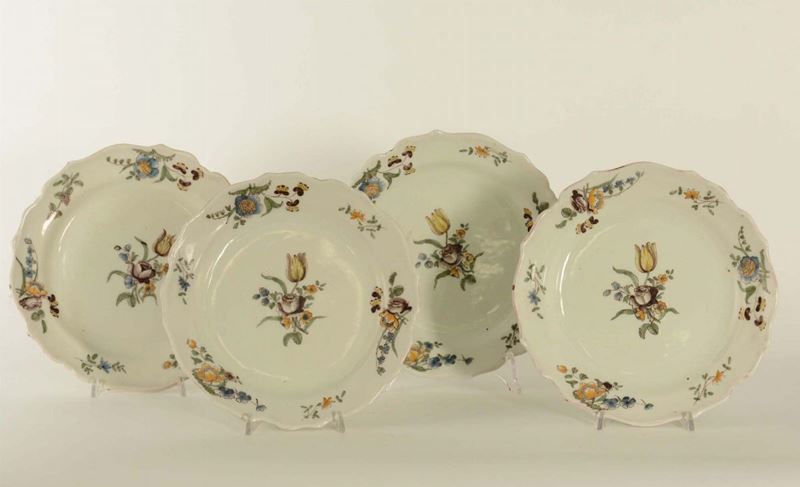 Quattro piatti Francia, probabilmente Marsiglia, terzo quarto del XVIII secolo  - Auction Ceramics - Timed Auction - Cambi Casa d'Aste