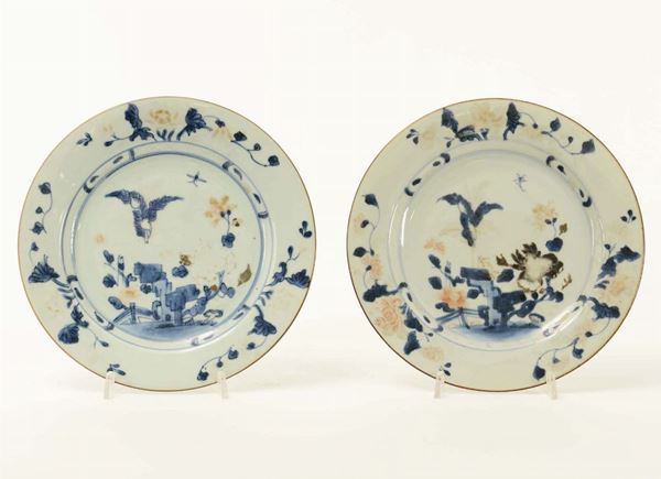 Due piatti in porcellana blu e rosa  Cina,  XVIII secolo