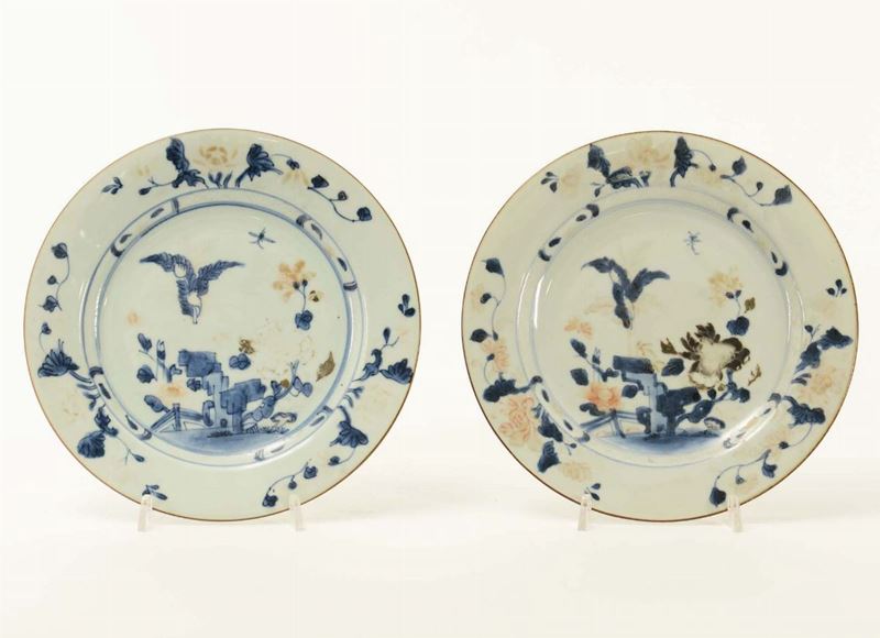 Due piatti in porcellana blu e rosa, Giappone XX secolo  - Auction Ceramics Timed Auction - III - Cambi Casa d'Aste