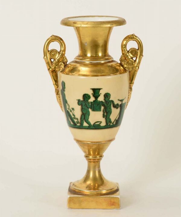 Vaso biansato in porcellana dorata con figure dipinte in verde. Probabilmente Italia, prima metà del XIX secolo