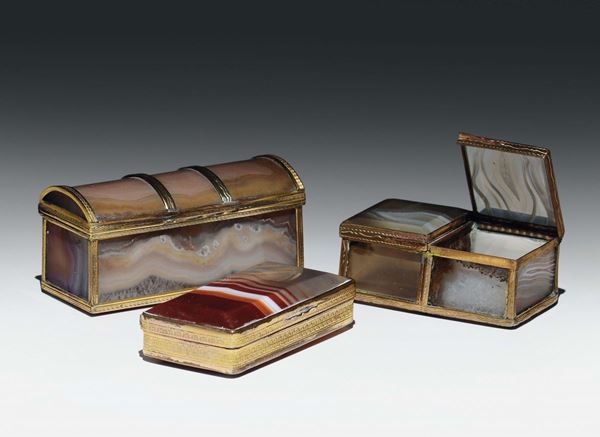 Tre scatoline in rame dorato, agata e corniola, Francia XIX secolo