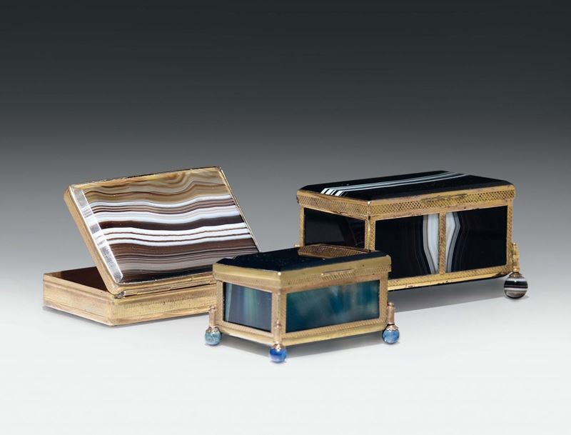 Tre scatoline in rame dorato e corniola scura, Francia XIX secolo  - Auction Italian and European Silver Collection - Cambi Casa d'Aste