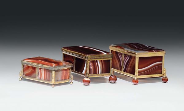 Tre scatoline in rame dorato e corniola, Francia XIX secolo