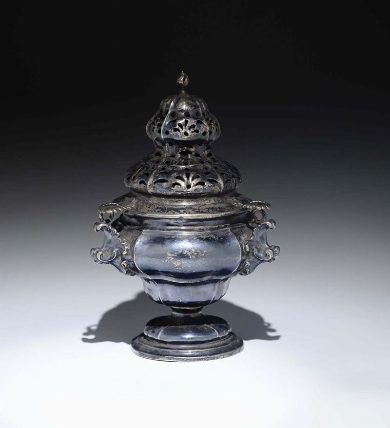 Turibolo in argento fuso, sbalzato e traforato. Italia fine XVIII secolo  - Auction Modern and Contemporary Silvers - Cambi Casa d'Aste