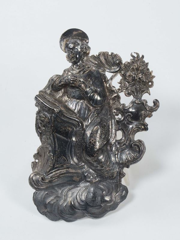 Frammento di acquasantiera in argento sbalzato, XVIII secolo