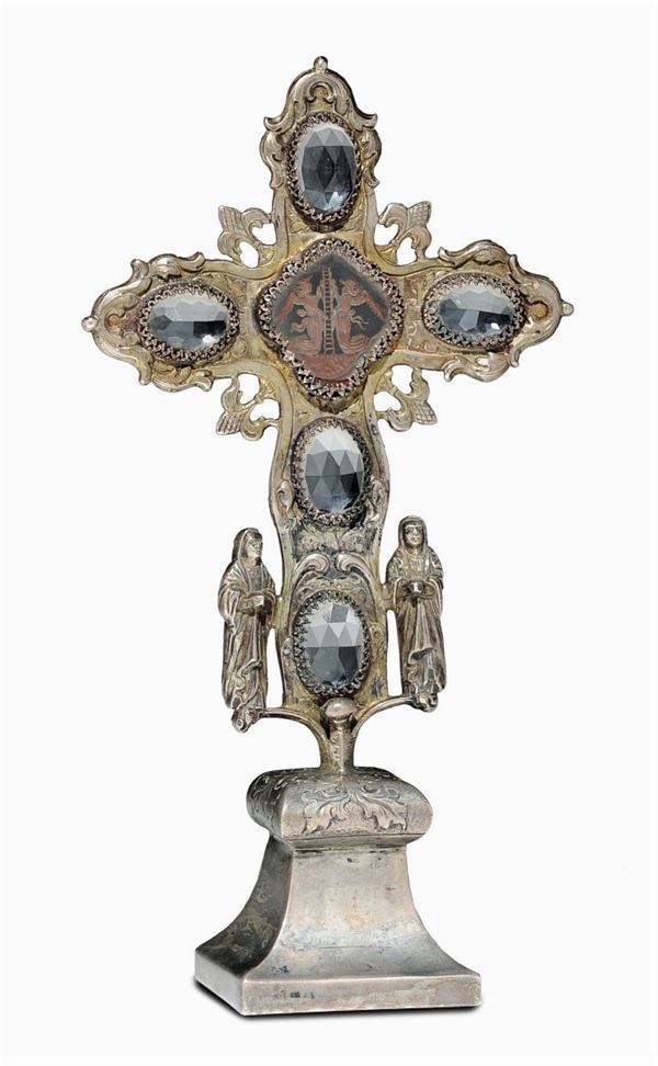 A cross in in molten, embossed and chiselled silver and engraved and faceted rock crystal. Goldsmith from beyond the Alps, 18-19th century