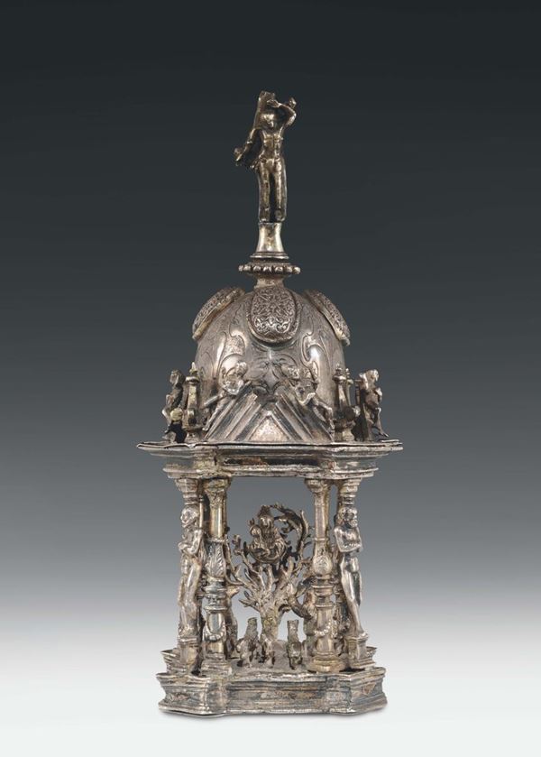 Elemento architettonico in argento fuso e cesellato. Spagna o Italia del sud XVI-XVII secolo (restauri - mancanze)