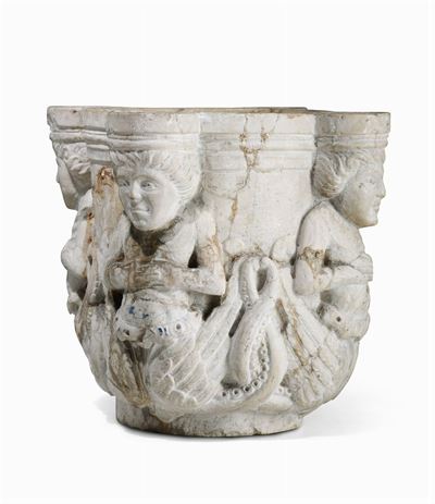Capitello o Mortaio in Pietra Tenera Scolpita con Figure Fantastiche Bicaudate, Arte Italiana o F...
