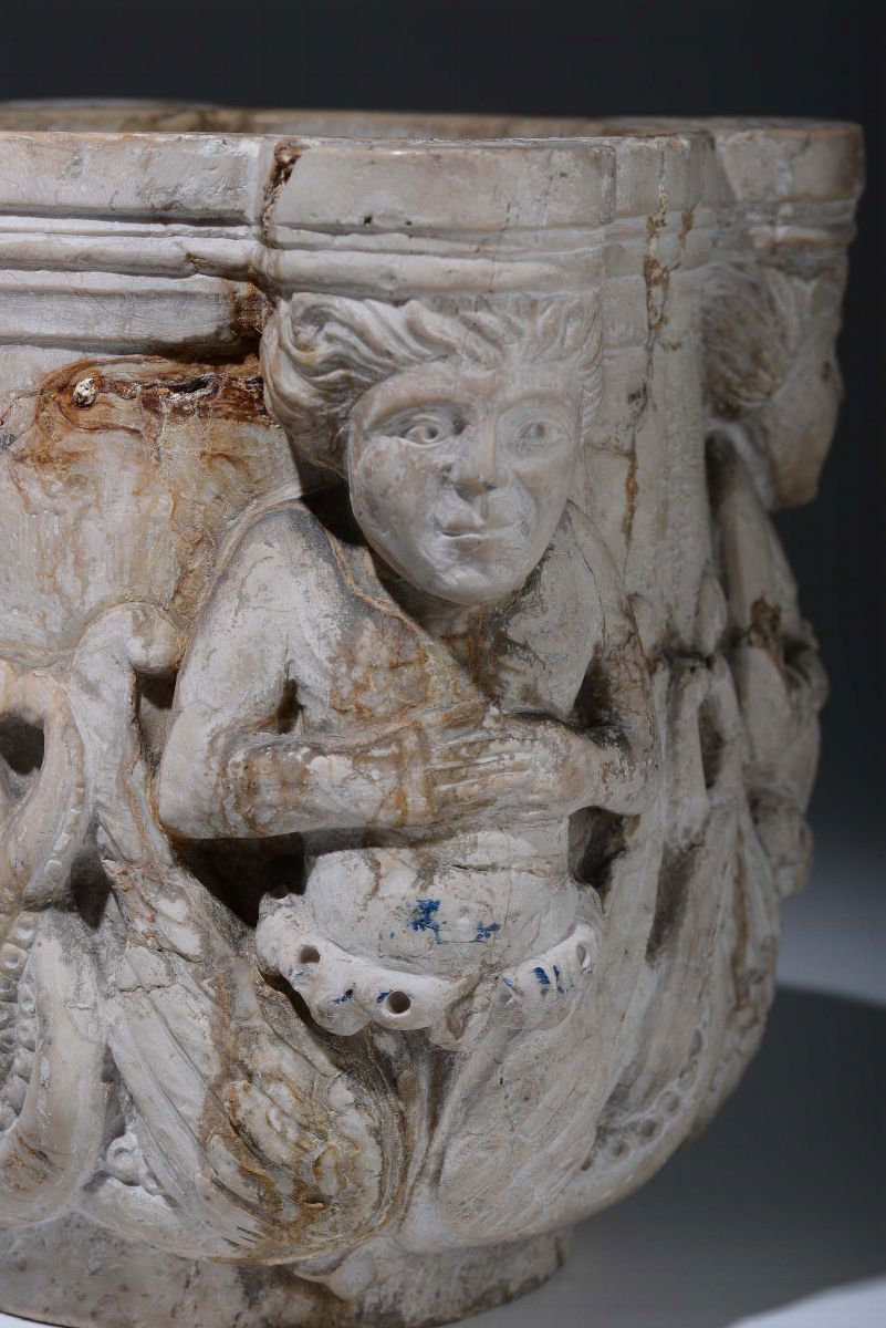 Capitello o Mortaio in Pietra Tenera Scolpita con Figure Fantastiche Bicaudate, Arte Italiana o F...