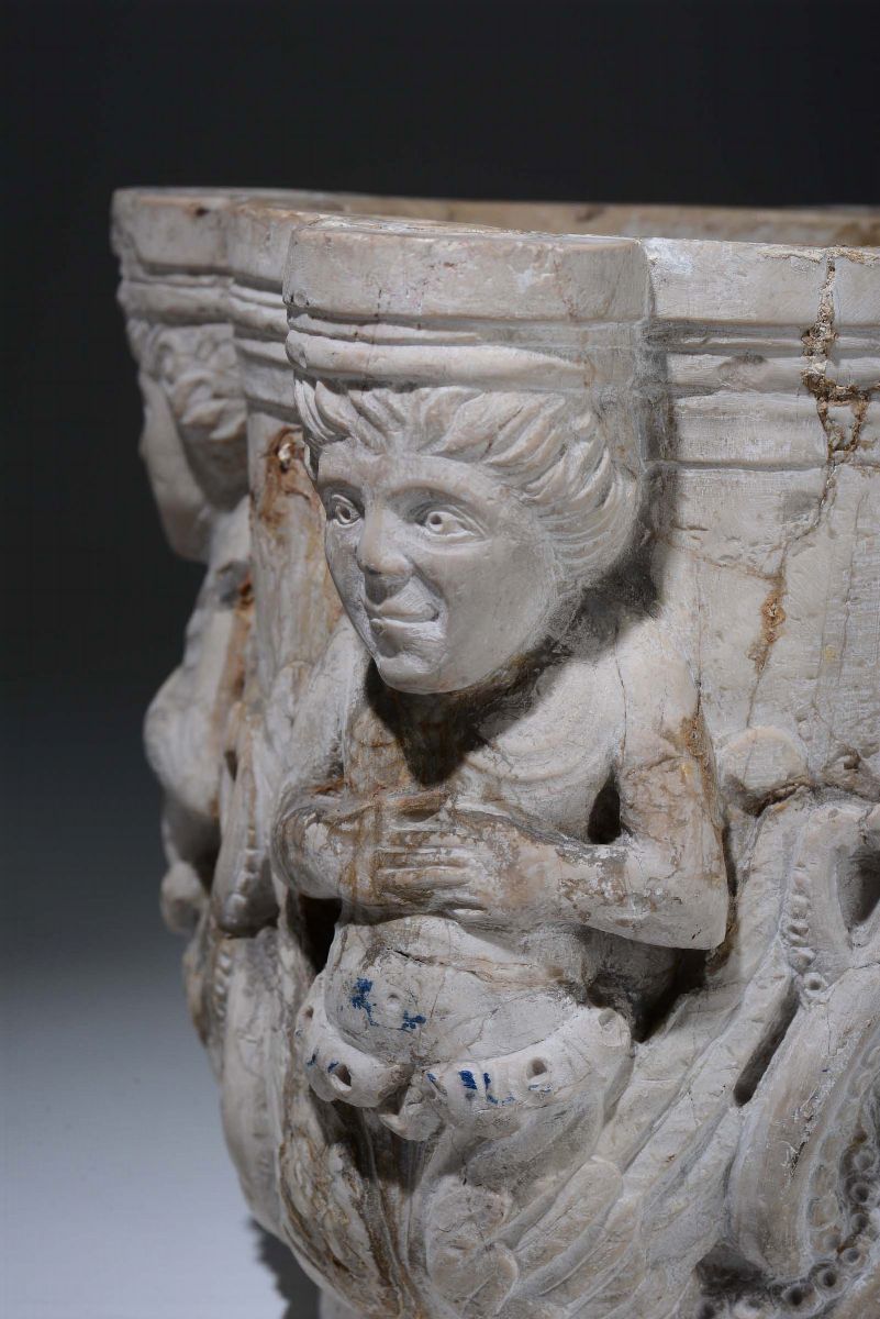 Capitello o Mortaio in Pietra Tenera Scolpita con Figure Fantastiche Bicaudate, Arte Italiana o F...