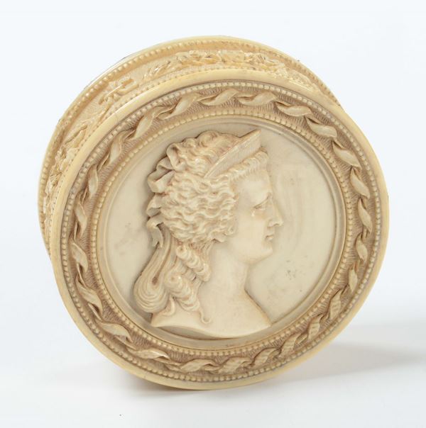 Scatola circolare in avorio scolpito con profilo femminile, XIX secolo