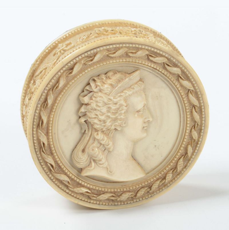 Scatola circolare in avorio scolpito con profilo femminile, XIX secolo  - Auction Fine Art - Cambi Casa d'Aste