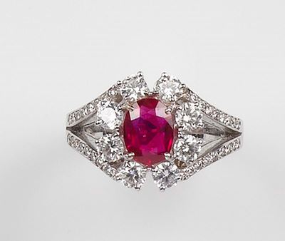 Anello con Rubino di Ct 1,80 e Diamanti a Contorno