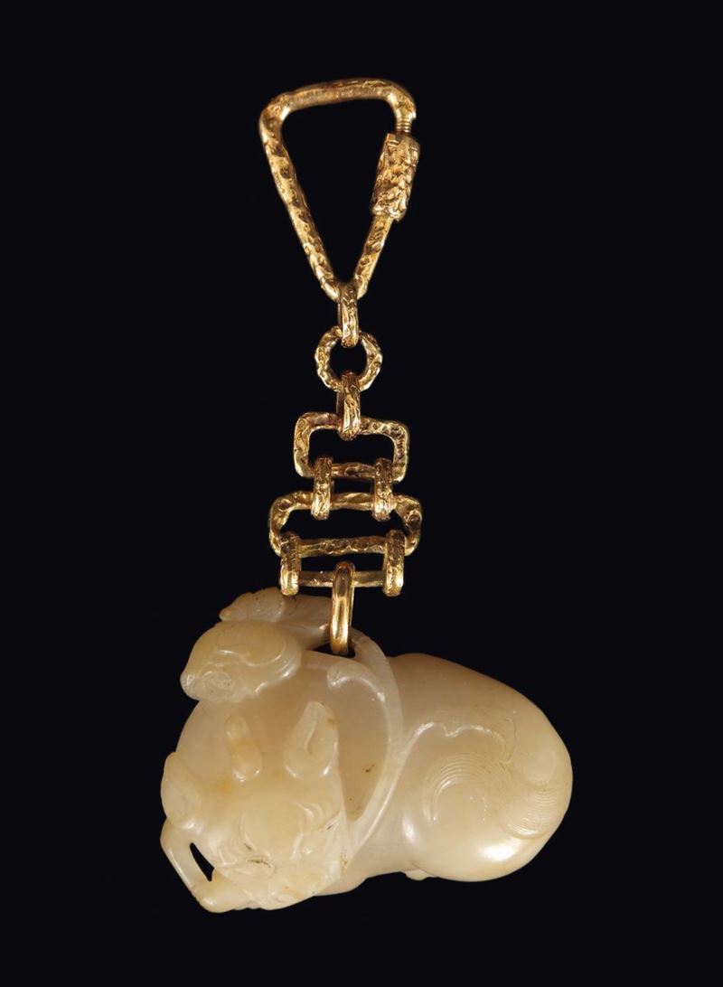 A white jade carving of Pho Dog with gilt key chain, China, Qing Dynasty, 18th century  - Auction Fine Chinese Works of Art - Cambi Casa d'Aste