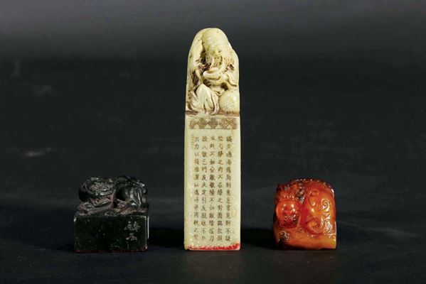 Lotto di tre sigilli in saponaria e pietra dura, Cina, Dinastia Qing, XIX/XX secolo