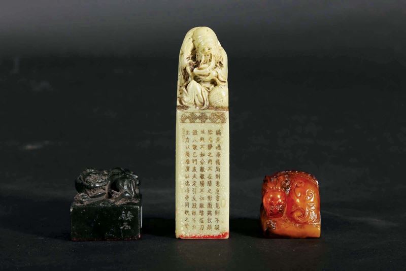Lotto di tre sigilli in saponaria e pietra dura, Cina, Dinastia Qing, XIX/XX secolo  - Asta Fine Chinese Works of Art - Cambi Casa d'Aste