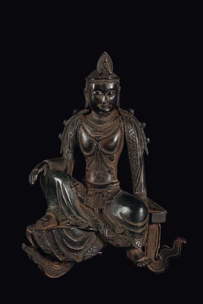 Divinità Seduta in Posizione Rajalilasana in Bronzo con Tracce di Doratura, Cina, Dinastia Ming, ...