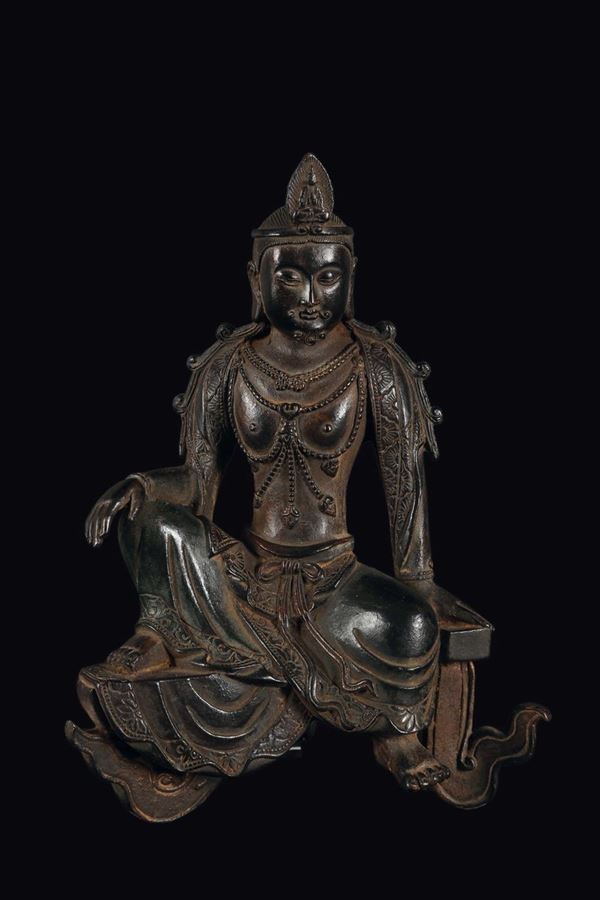 Divinità seduta in posizione rajalilasana in bronzo con tracce di doratura, Cina, Dinastia Ming, XVII secolo