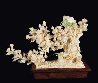Gruppo Scolpito in Avorio con Fiori e Mantide, Cina, Inizio XX Secolo